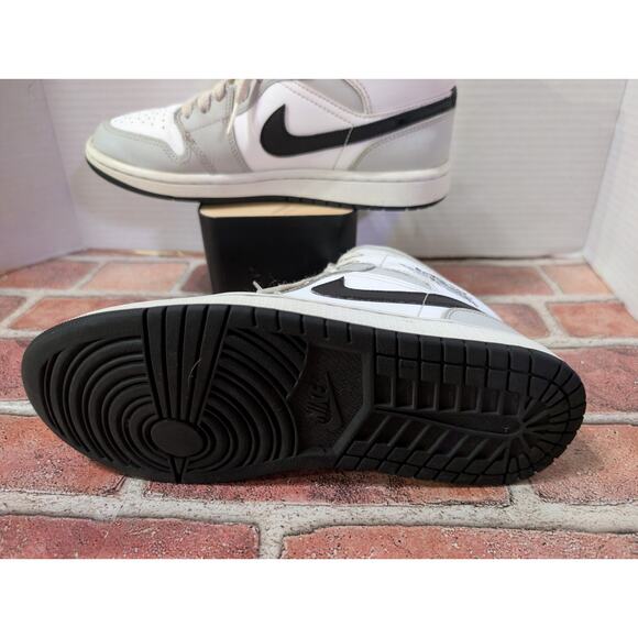 Size 7 - Women's - 5.5 Men Nike Air Jordan 1 Mid Light Smoke Grey Fog BQ6472-015 - Picture 5 of 10